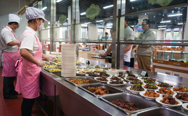 私人承包食堂將逐漸退出團餐市場，企業飯堂承包成新主流